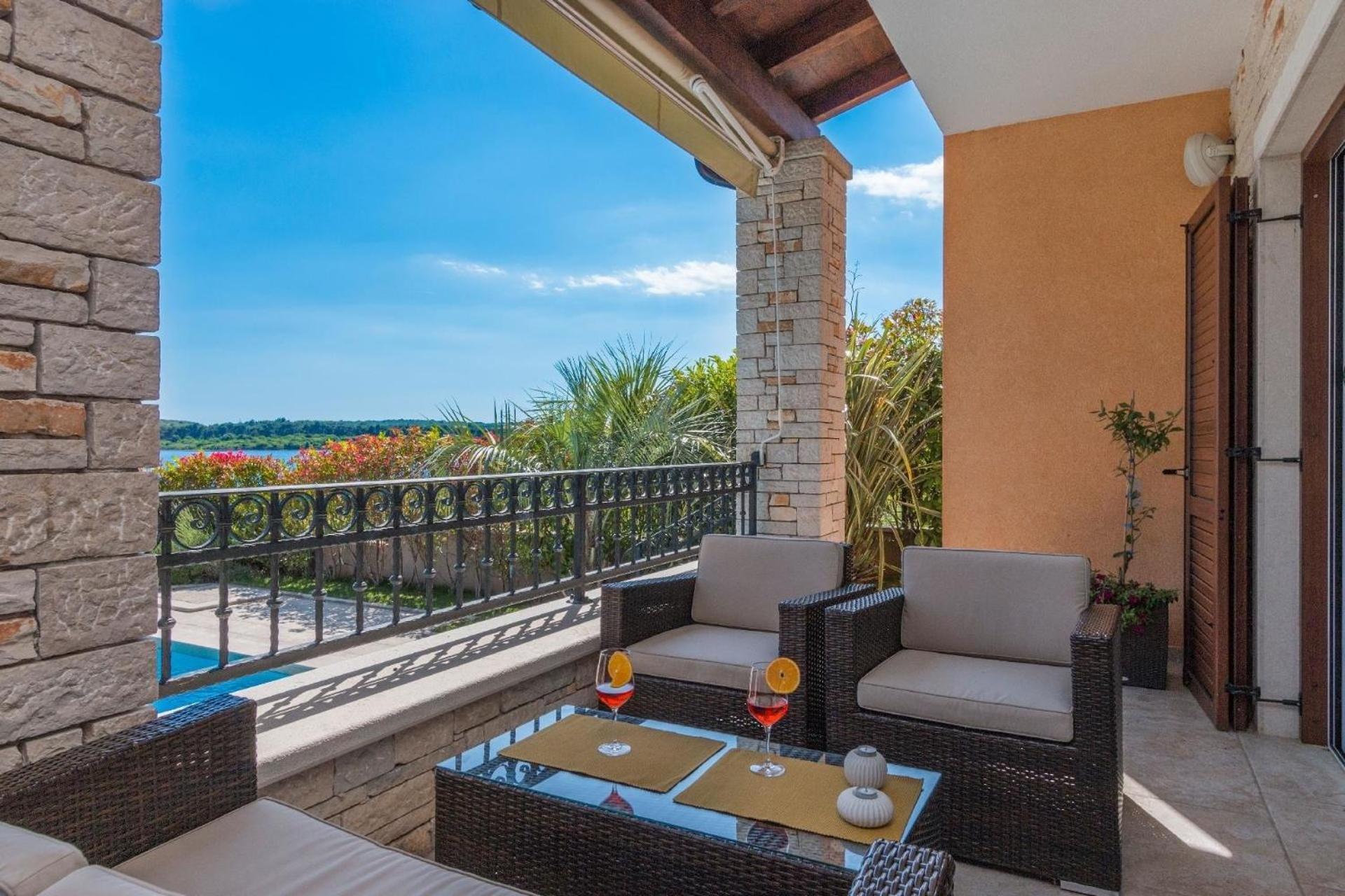 Ferienhaus In Pomer Mit Privatem Beheizten Pool Und Meerblick מראה חיצוני תמונה